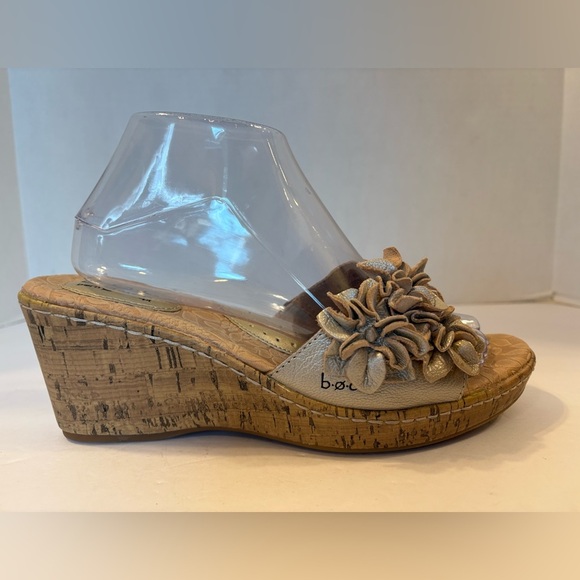b.o.c Born Concept tan floral accented wedge open toe leather sandals size 9 - Picture 3 of 9